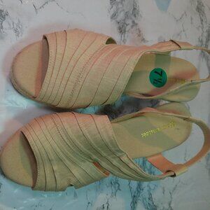 Naturalizer Cream Tan Wedges with Elegant Straps